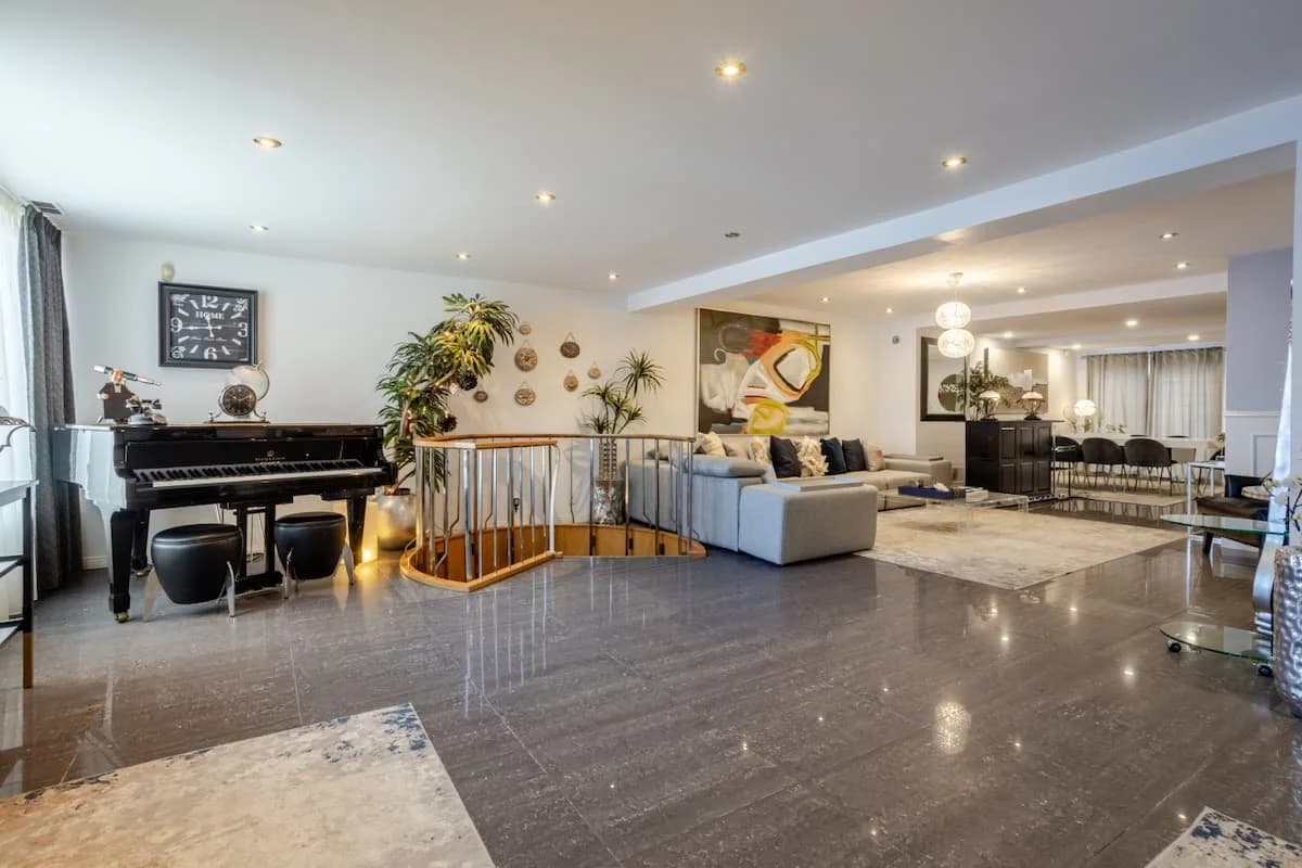 Griffintown Villa — open lounge and piano
