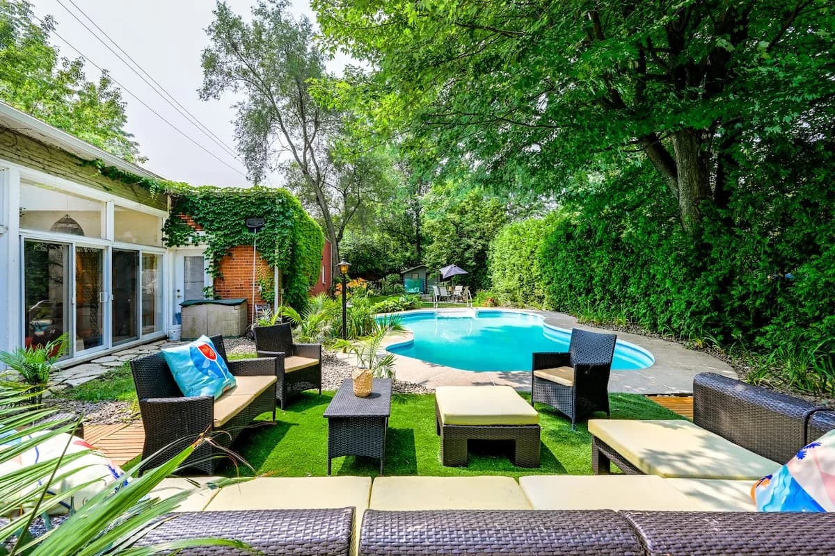 Longueuil Beach House — courtyard and pool